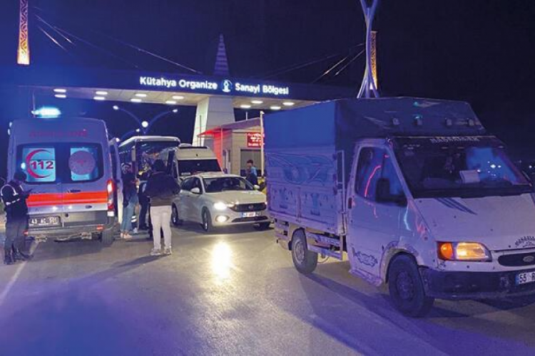 K&uuml;tahya'da zincirleme kaza! 2 iş&ccedil;i servisi ile kamyonet &ccedil;arpıştı