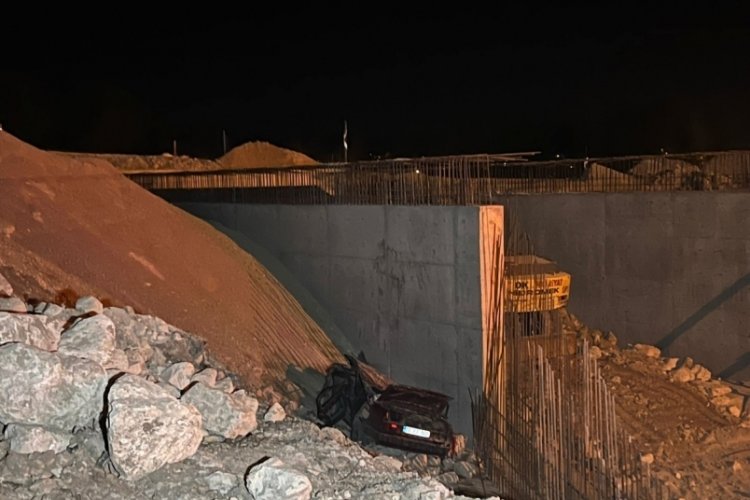 Afyonkarahisar'da otomobil inşaat alanına d&uuml;şt&uuml;! 4 kişi hayatını kaybetti