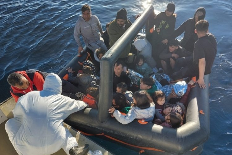 Ege denizinde g&ouml;&ccedil;men hareketliliği: 130 g&ouml;&ccedil;men kurtarıldı