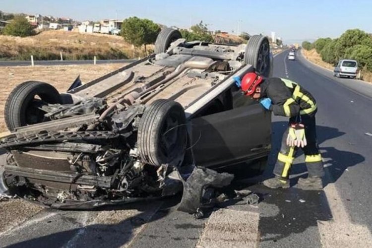 Kavşakta &ccedil;arpıştılar, otomobillerden biri takla attı