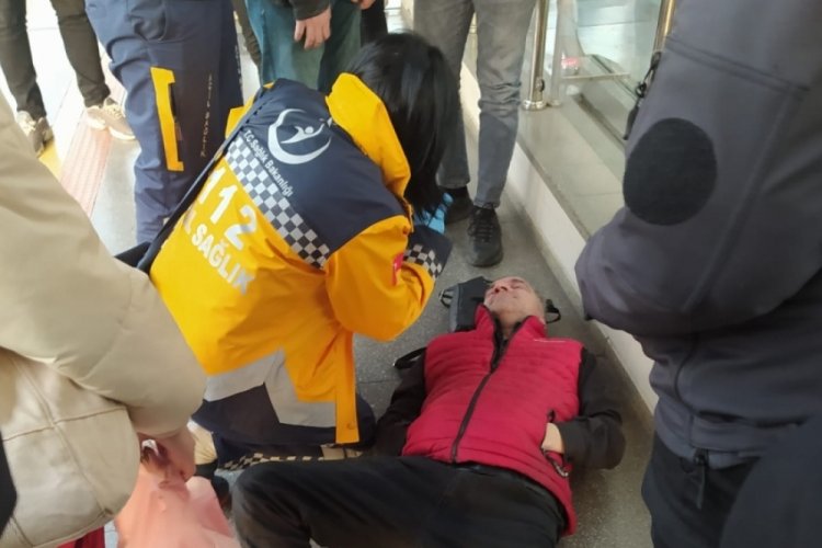 Bursa'da metroda bayılan vatandaş sağlık ekipleri gelince ayıldı