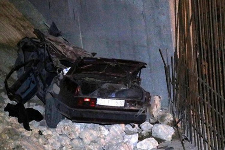 6 metre y&uuml;kseklikten u&ccedil;up k&ouml;pr&uuml; ayağına &ccedil;arptı: 4 kişi &ouml;ld&uuml;