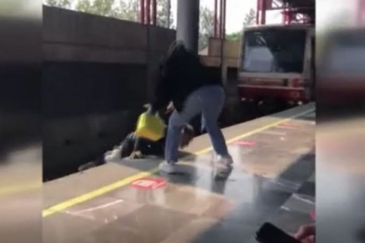 Meksika'da bir kişi metronun altında kalmaktan son anda kurtuldu