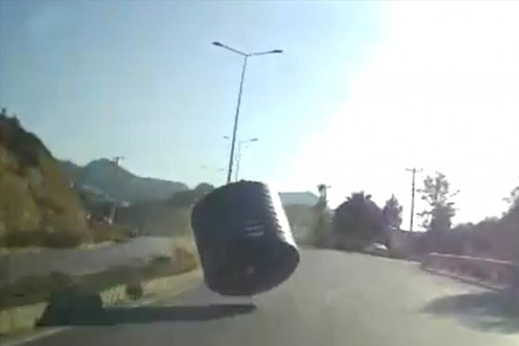 Muğla Bodrum'da su tankı, kamyonetin kasasından kara yoluna fırladı