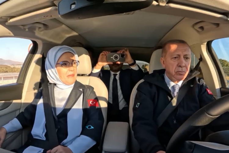 Cumhurbaşkanı Erdoğan, şarkı eşliğinde Togg direksiyonunda