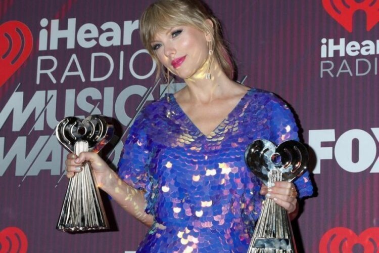 T﻿aylor Swift ilk 10'u ele ge&ccedil;iren ilk m&uuml;zisyen oldu!