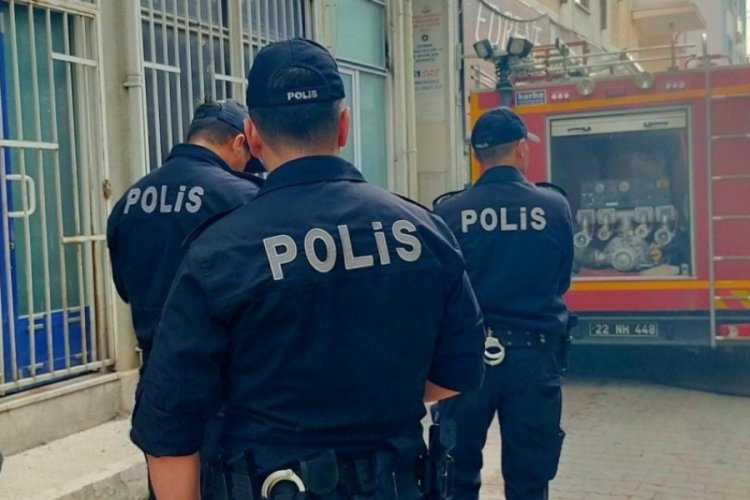 Edirne'de apartmanın i&ccedil;inde hurda yaktı, yangın &ccedil;ıkardı
