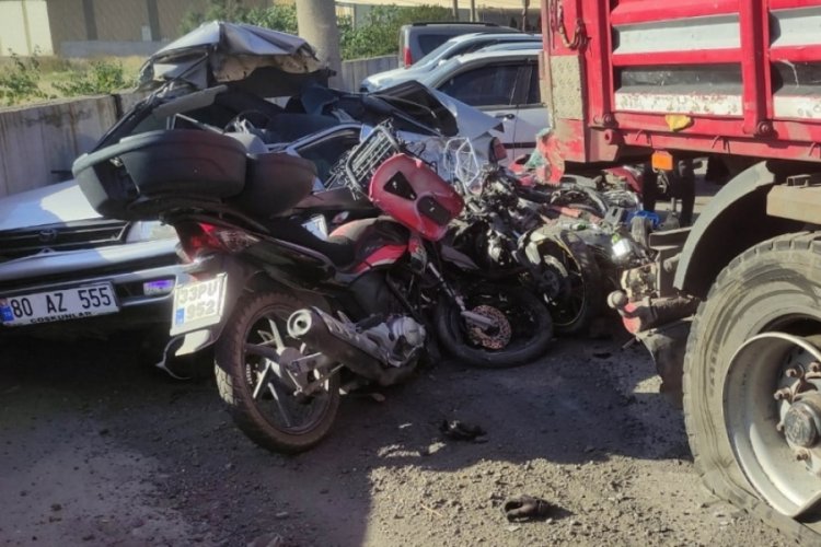 Hatay'da freni boşalan tır 15 motosikleti hurdaya &ccedil;evirdi