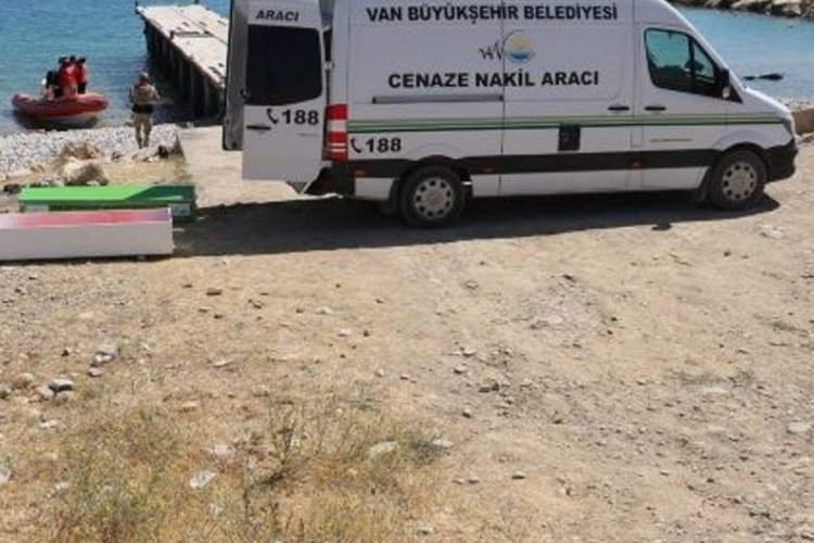 Van'da kullanılmayan evini yıkan kişi duvarın altında kalarak &ouml;ld&uuml;