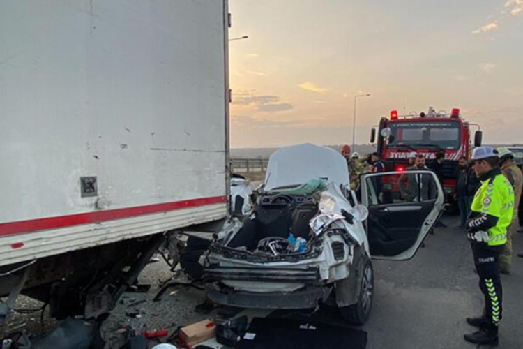 Tekirdağ'da kamyona arkadan &ccedil;arpan ara&ccedil;ta 2 kişi yaşamını yitirdi