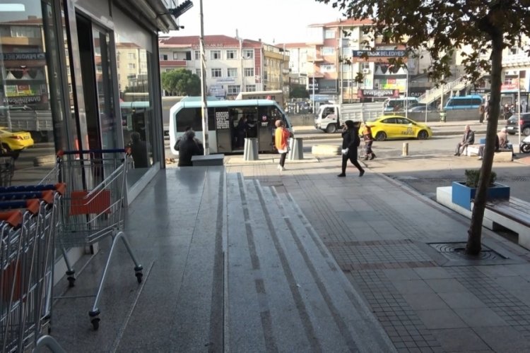 İstanbul'da marketten kaşar peyniri &ccedil;aldı! Tekmelerle kovuldu