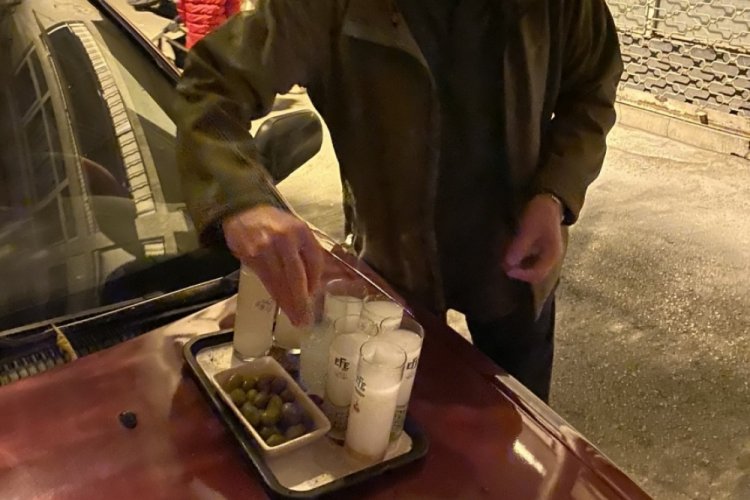 İzmir depreminde ilgin&ccedil; anlar: Komşularına rakı ikram etti