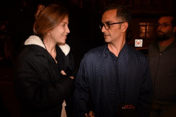 Selma Erge&ccedil; ile Tuğrul T&uuml;lek pijamalarla dışarıda