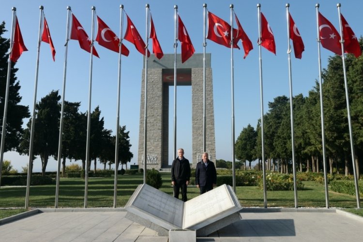 Bakanı Akar, Stoltenberg ile &Ccedil;anakkale Şehitler Abidesini ziyaret etti