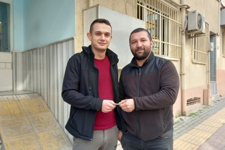 Bursa'da bek&ccedil;i yerde bulduğu parayı sahibine teslim etti