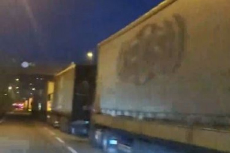 T&uuml;rkiye G&uuml;rcistan sınırındaki tır kuyruğu şof&ouml;rleri isyan ettirdi