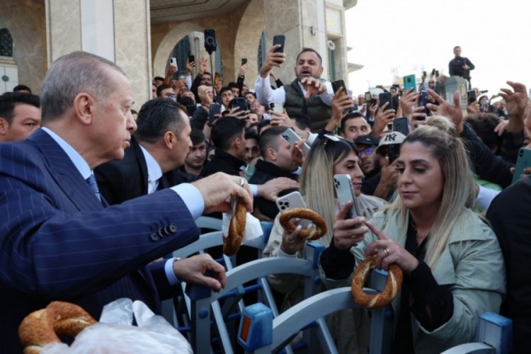 Erdoğan, Taksim'de vatandaşlara simit dağıttı