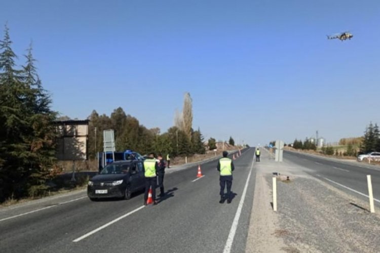 Eskişehir'de helikopterli trafik denetimi! 39 s&uuml;r&uuml;c&uuml;ye para cezası kesildi