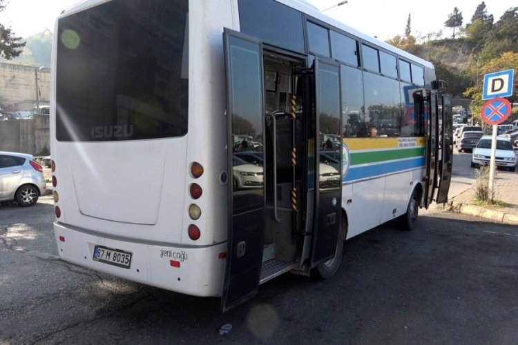 Yaşlı kadın seyir halindeki otob&uuml;sten d&uuml;şt&uuml;!