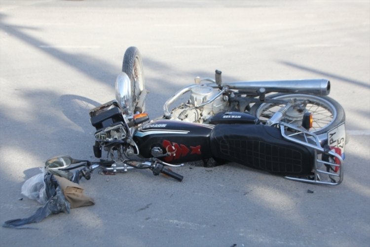 Antalya'da motosiklet ile otomobilin &ccedil;arpıştı! Yaralılar var