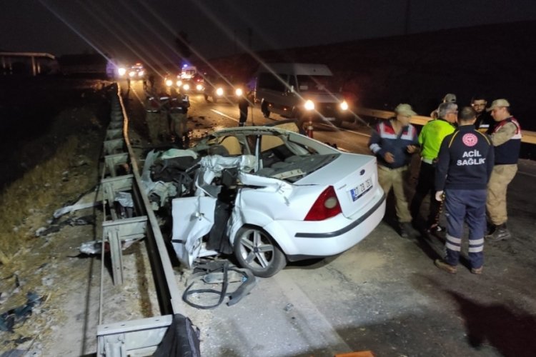 Şanlıurfa'da pamuk y&uuml;kl&uuml; tır ile otomobil &ccedil;arpıştı: 2 &ouml;l&uuml;, 1 yaralı