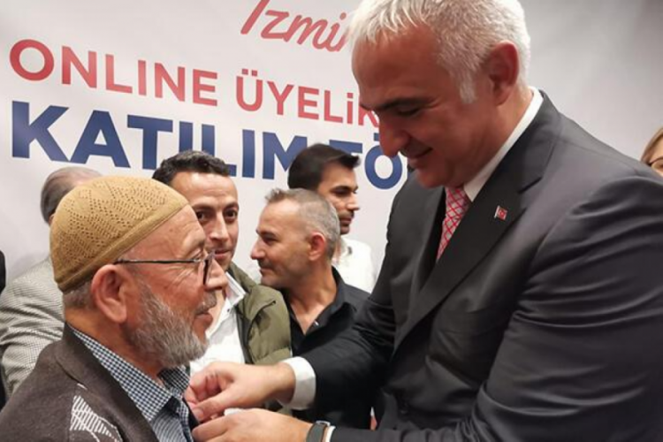 Bakan Ersoy, İzmir'de partisinin &Uuml;ye Katılım T&ouml;reni"ne katıldı