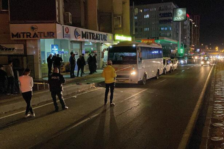 Diyarbakır'da midib&uuml;s şof&ouml;r&uuml; silahlı saldırıya uğradı