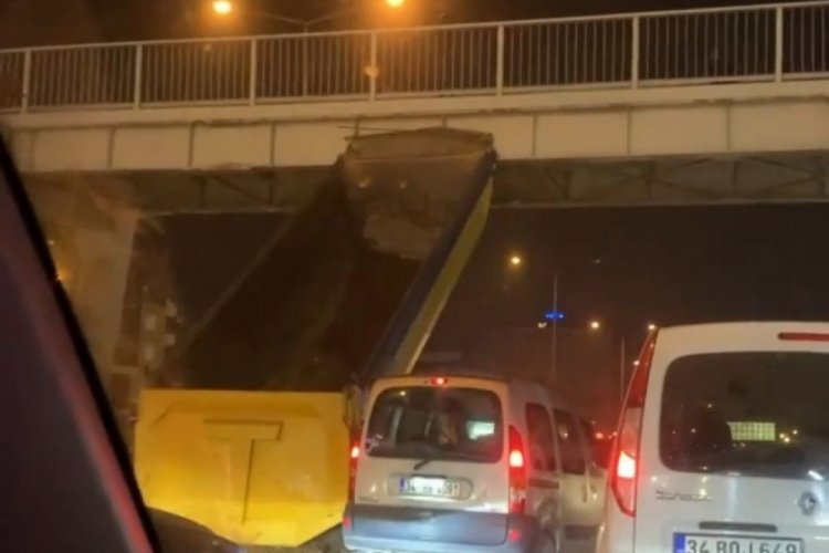 İstanbul'da kamyon damperi &uuml;st ge&ccedil;ide takılı kaldı