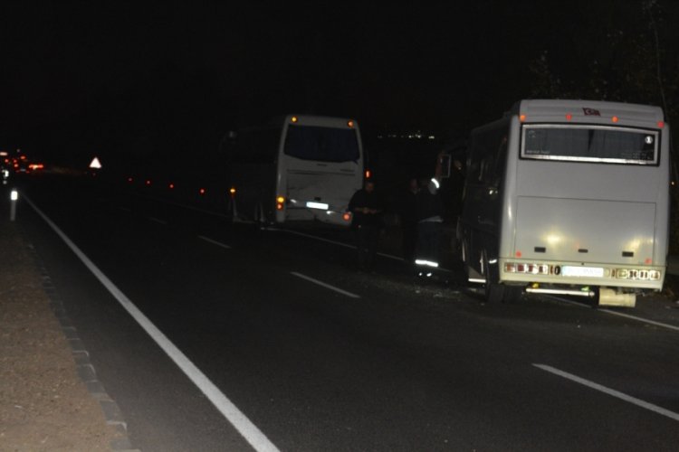 İzmir'de iki iş&ccedil;i servisi &ccedil;arpıştı: 17 yaralı