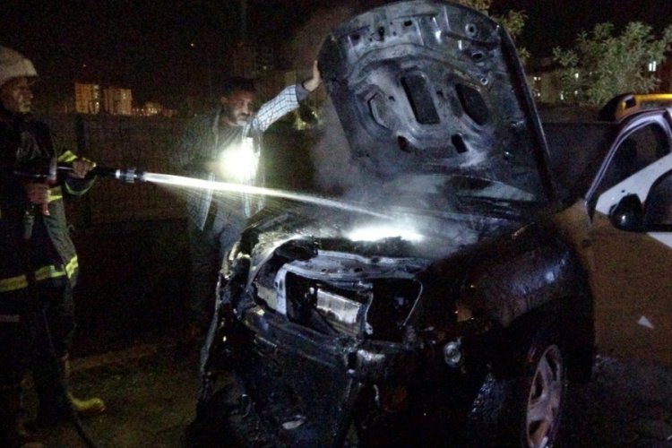 Adana'da park halindeki otomobil alev alev yandı
