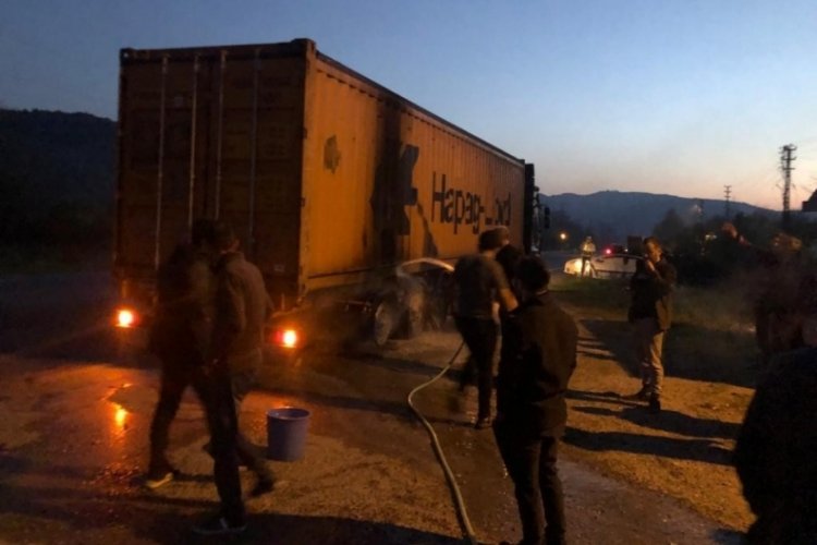 Zonguldak'ta seyir halindeki tırın lastiği alev aldı