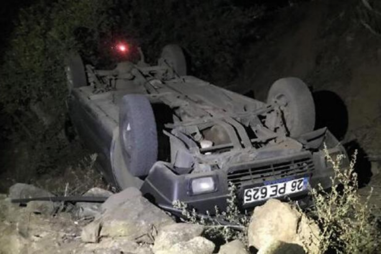 Manisa'da otomobil şarampole yuvarlandı: 4 kişi yaralandı