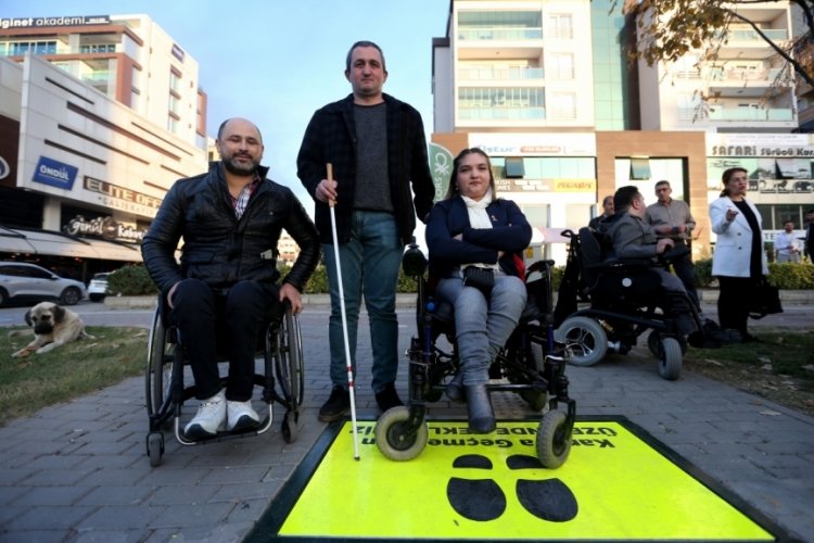Bursa'da yayalar platformda bekleyerek karşıya ge&ccedil;iyor