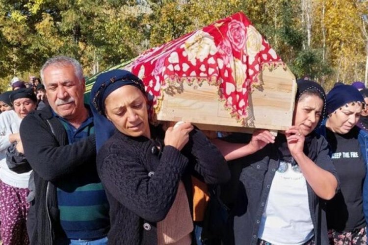 Metrob&uuml;s durağında &ouml;ld&uuml;r&uuml;len kadın son yolculuğuna uğurladı