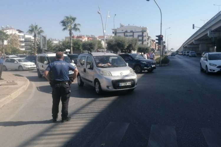 Aracını yolun ortasına bırakıp başka bir araca binip gitti