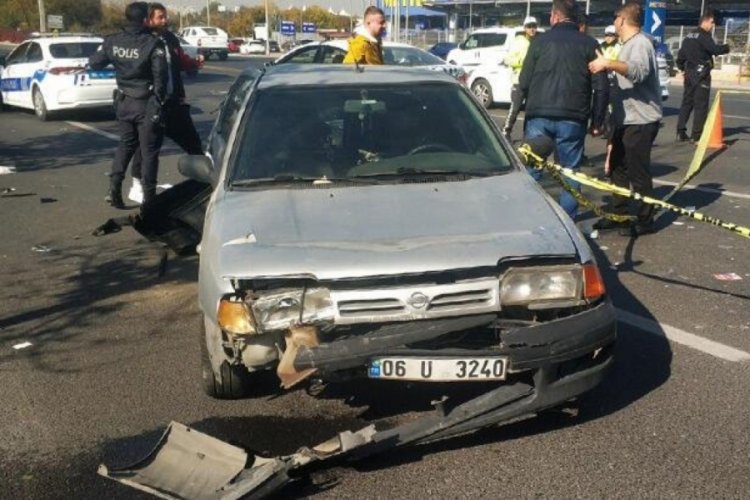 Arızalanan otomobilin s&uuml;r&uuml;c&uuml;s&uuml;, kamyonetin &ccedil;arpmasıyla &ouml;ld&uuml;