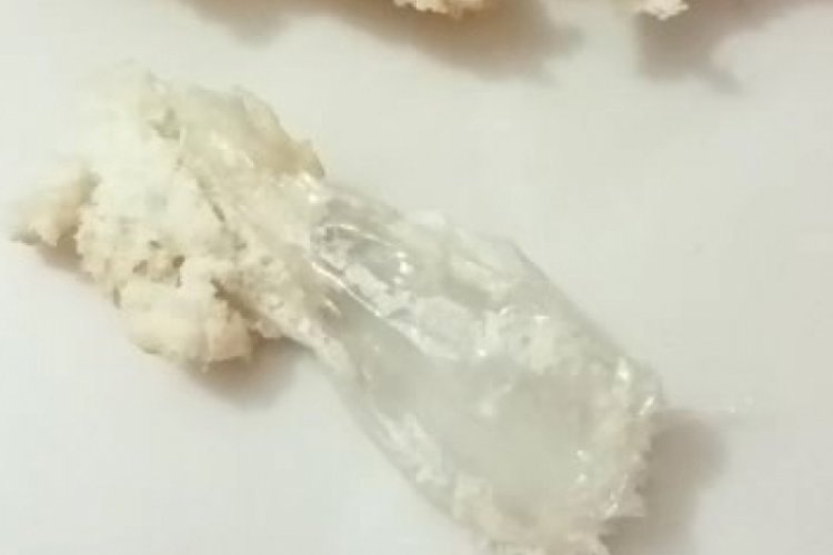 Yemek i&ccedil;in aldıkları ekmeğin i&ccedil;erisinde poşet &ccedil;ıktı