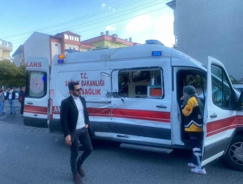 Ambulans ile halk otob&uuml;s&uuml; &ccedil;arpıştı: 4 Yaralı