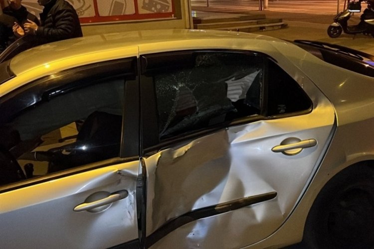 D&uuml;zce'de motorlu kurye otomobile &ccedil;arptı: 5 yaralı