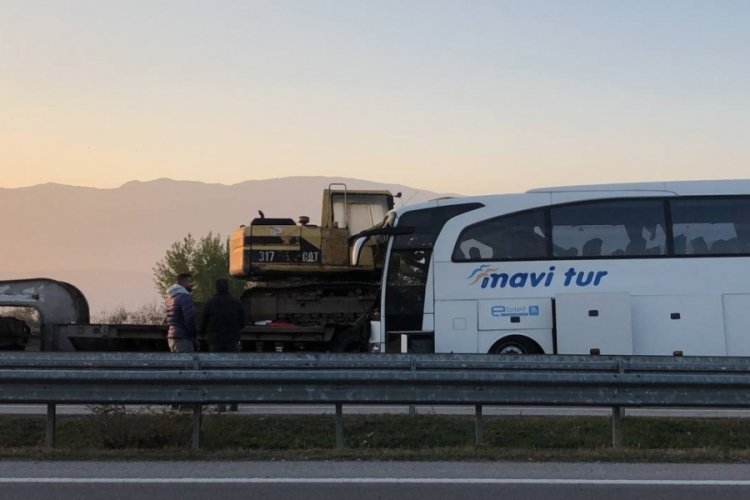 Amasya'da yolcu otob&uuml;s&uuml;, tırın taşıdığı iş makinesine &ccedil;arptı: &Ccedil;ok sayıda &ouml;l&uuml; ve yaralı var