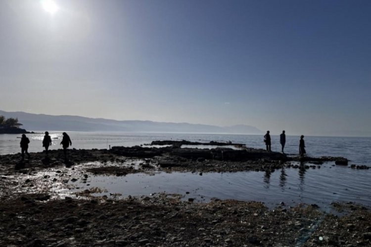 Bursa'da Arap turistler İznik'teki tarihi bazilikanın &uuml;zerinde selfie yaptı!