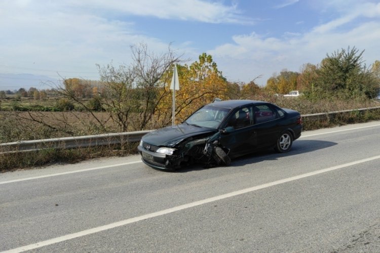 Sakarya'da iki otomobil &ccedil;arpıştı: 2 yaralı