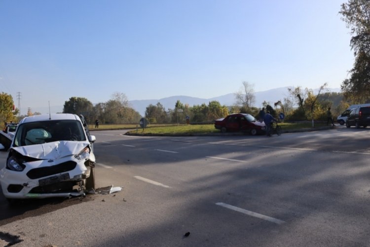 Sakarya'da hafif ticari ara&ccedil; ile otomobil kavşakta &ccedil;arpıştı: 4 yaralı