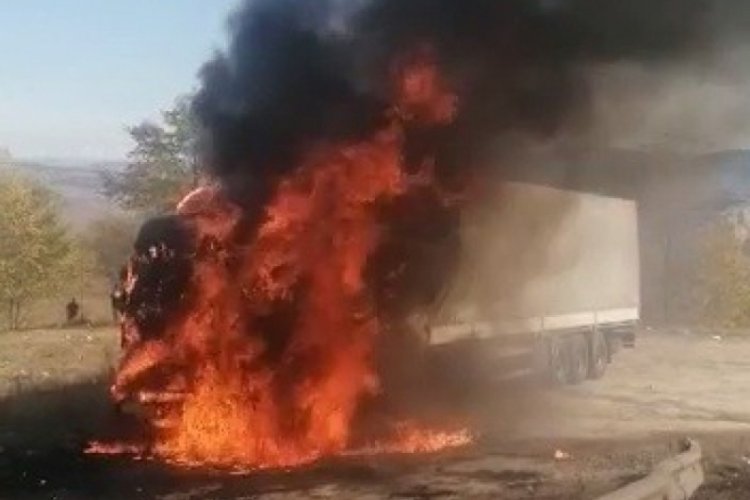 Karab&uuml;k'te fındık y&uuml;kl&uuml; TIR alev alev yandı