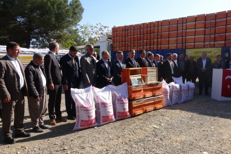 Adıyaman'da &ccedil;ift&ccedil;ilere arı kovanı, mercimek ve nohut dağıtıldı