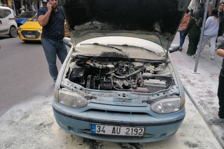 Kocaeli'nde seyir halindeki otomobil alev alev yandı