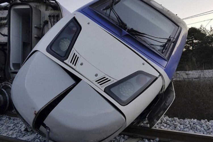 G&uuml;ney Kore'de yolcu treni raydan &ccedil;ıktı: 30 yaralı