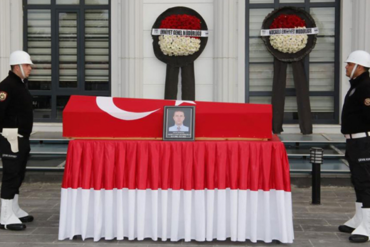 Kocaeli'de kalp krizi sonucu vefat eden polis memurunun naaşı memleketine uğurlandı