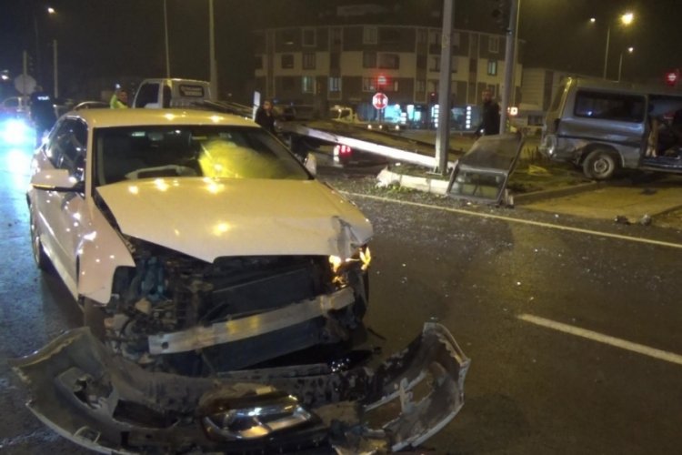 D&uuml;zce'de otomobil ile minib&uuml;s &ccedil;arpıştı: 2 kişi yaralandı