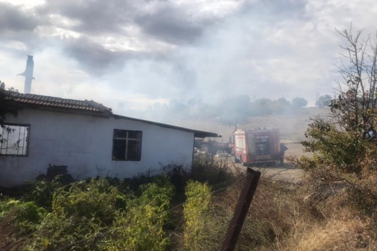 Manisa'da baca temizliği sırasında &ccedil;atı alev aldı